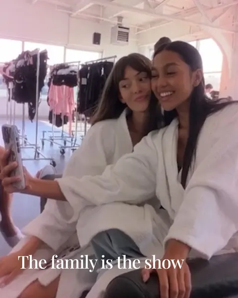 A Victoria's Secret post made in Keeng: the family is the show